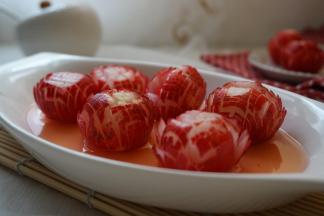 最后将糖醋淋在樱桃萝卜上即可。