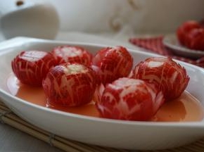 最后将糖醋淋在樱桃萝卜上即可。