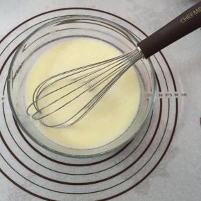 牛奶，糖粉，色拉油倒入盆中搅拌均匀。