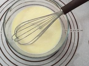 牛奶，糖粉，色拉油倒入盆中搅拌均匀。