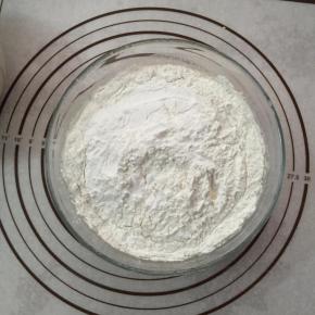 倒入糯米粉，粘米粉，澄粉搅拌均匀。