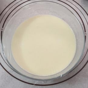 将面糊静置30分钟后盖上保鲜膜，蒸锅中加水煮开，放入蒸锅大火蒸25分钟，中途要搅拌均匀后继续盖上保鲜膜蒸。