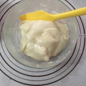 将蒸好的面糊用刮刀拌匀。需要做不同颜色的冰皮可在此处去部分面糊，加入红曲粉，抹茶粉，果冻粉等。此次月饼加入的是红曲粉与抹茶粉。放凉后就可以包馅。