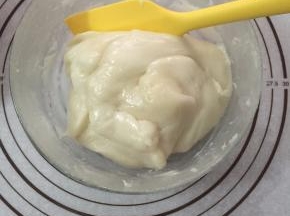 将蒸好的面糊用刮刀拌匀。需要做不同颜色的冰皮可在此处去部分面糊，加入红曲粉，抹茶粉，果冻粉等。此次月饼加入的是红曲粉与抹茶粉。放凉后就可以包馅。