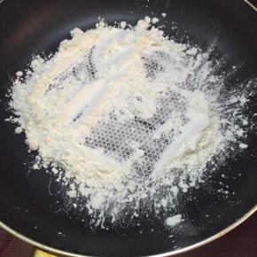 蒸煮过程中，准备适量玉米淀粉，放入平底锅中，小火翻炒至稍微发黄，没有生粉味道即可。