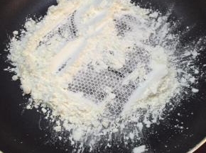 蒸煮过程中，准备适量玉米淀粉，放入平底锅中，小火翻炒至稍微发黄，没有生粉味道即可。