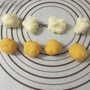 将面团，馅料分别分成25克一份。