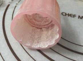 月饼模具中撒入少量熟粉，转一圈，让熟粉均匀的沾在月饼模上，再把月饼模在手心拍一拍，将多余的熟粉拍出。