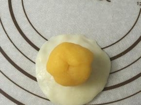 取一面团把馅料包入，像包包子一样捏紧。