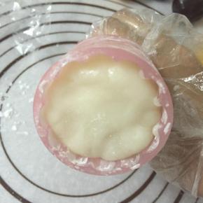 放入月饼模，压出月饼形状。