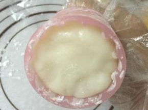 放入月饼模，压出月饼形状。