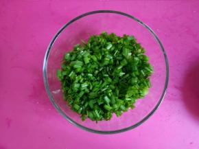 香葱洗干净后沥干水份，切小段。