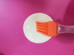 取一块饺子皮刷上玉米油。