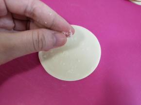 均匀的撒上少许细盐。