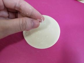 均匀的撒上少许细盐。