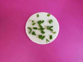 撒上适量葱花。