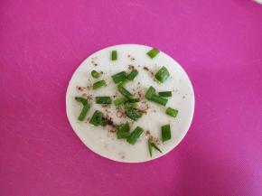 撒上适量五香粉。