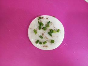 再盖上第二张饺子皮，重复步骤2-5，一共是6张饺子皮叠在一起。