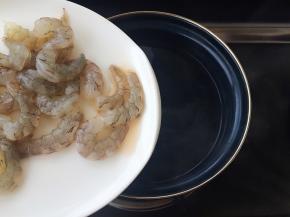 清水烧开，放入虾仁