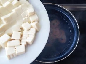 放入豆腐