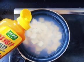 再次煮开后，放入精盐，太太乐鲜鸡汁调味