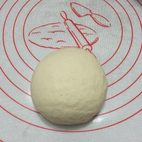 将发酵好面团取出进行排气。