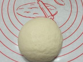 将发酵好面团取出进行排气。