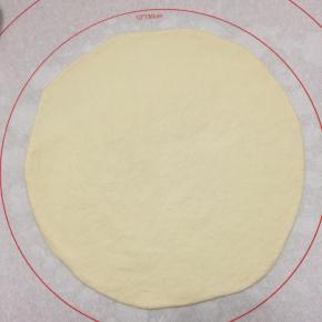 擀成略大于25厘米的圆形。