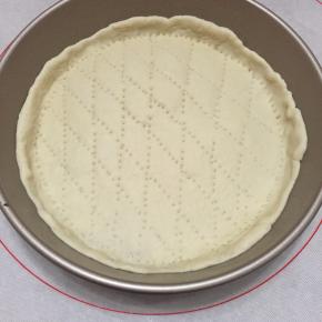 松弛3分钟后拿起放入烤盘中，用叉子叉上小孔。