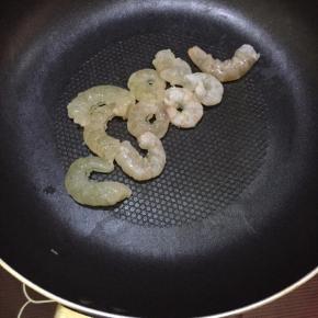 发酵过程中可先处理披萨馅料。鲜虾去壳去虾线，蟹柳、洋葱、青椒分别切小。玉米粒，豌豆煮熟。