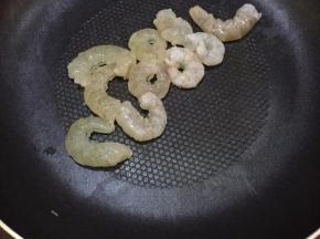 发酵过程中可先处理披萨馅料。鲜虾去壳去虾线，蟹柳、洋葱、青椒分别切小。玉米粒，豌豆煮熟。