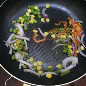 将上述材料用不粘锅炒干。