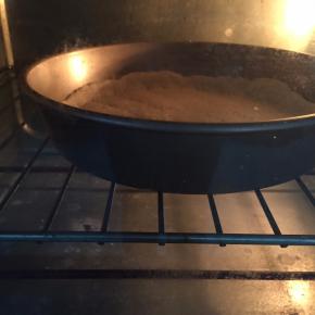 放入预热好烤箱180度烤5分钟。