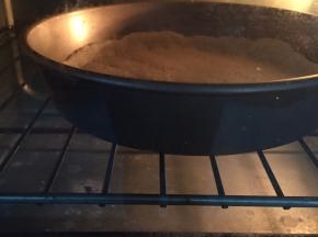 放入预热好烤箱180度烤5分钟。