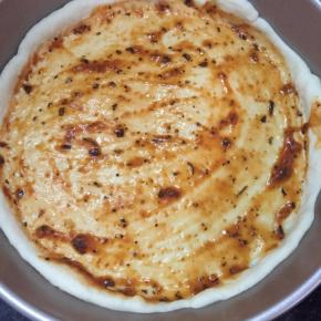 拿出抹上披萨酱。