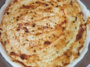 拿出抹上披萨酱。