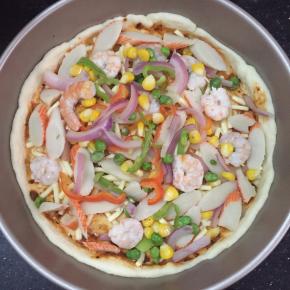 分别码上蔬菜粒、鲜虾、蟹柳。