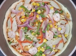 分别码上蔬菜粒、鲜虾、蟹柳。