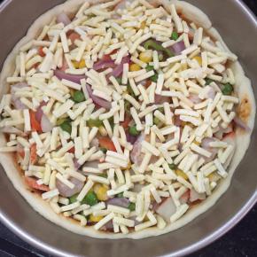 再撒上芝士，披萨草。