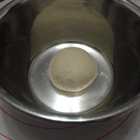 用手揉成光滑面团。
放入盆内盖上保鲜膜发酵至2倍大。