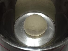 用手揉成光滑面团。
放入盆内盖上保鲜膜发酵至2倍大。