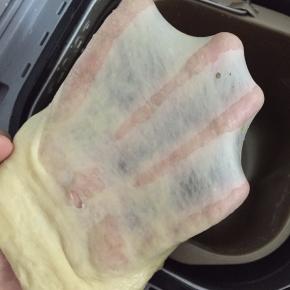 加入黄油、盐揉完全阶段，可以拉出薄膜即可。