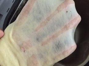 加入黄油、盐揉完全阶段，可以拉出薄膜即可。
