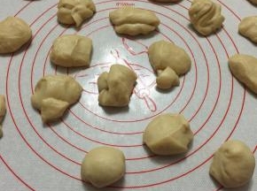 将面团平均分成20份，分别滚圆。