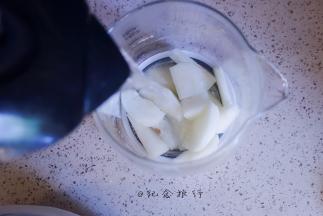倒入适量水大致淹没住梨块就可以了，这里差不多500ml是最低水位