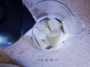 倒入适量水大致淹没住梨块就可以了，这里差不多500ml是最低水位