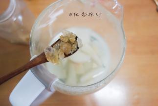 雪梨煮好以后放入5g黄冰糖，根据个人口味添加不放也可以的