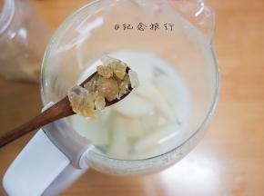 雪梨煮好以后放入5g黄冰糖，根据个人口味添加不放也可以的