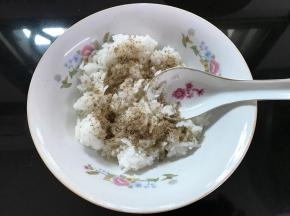 米饭中加入适量的盐和椒盐拌匀。