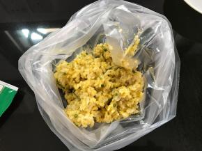 把拌好的米饭放入保鲜袋中揉出黏性。